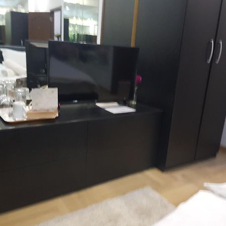 Mirrors Room Mega Mall National Arena ブカレスト エクステリア 写真